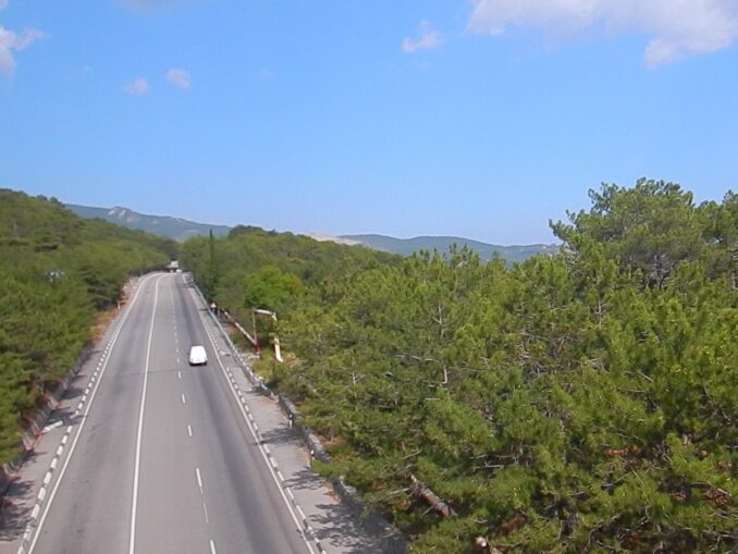 По Южнобережному шоссе можно добраться до нижней станции канатной дороги на Ай-Петри 