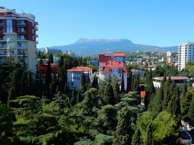 В июне в Алушту тепло, но может быть дождливо