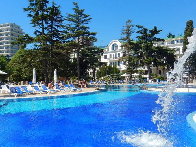 Бассейн на территории отеля в Алуште