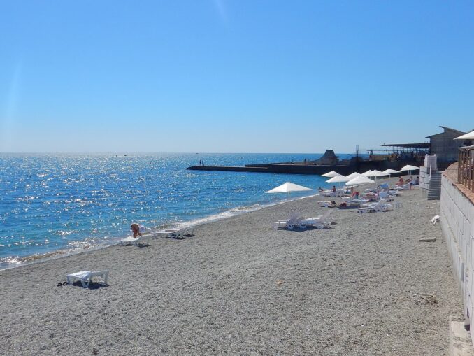 Профессорский уголок - в Алуште в июне можно купаться в Черном море, фото @Roma Neus/Wikimedia Commons