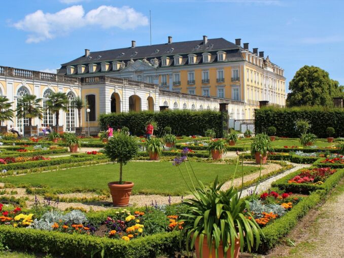 Неподалеку от Кёльна стоит посетить дворец Августусбург