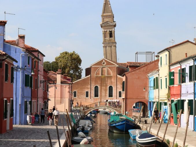 Собор святого Мартина с наклонной колокольней - нужно увидеть на Бурано обязательно