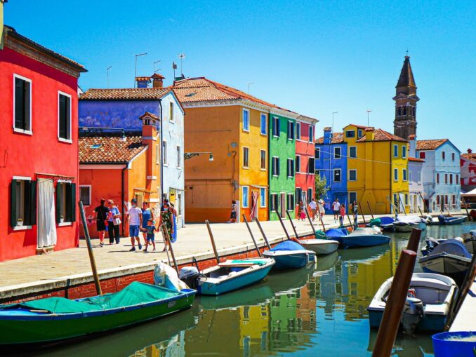 До Бурано из Венеции можно добраться на вапоретто номер 12