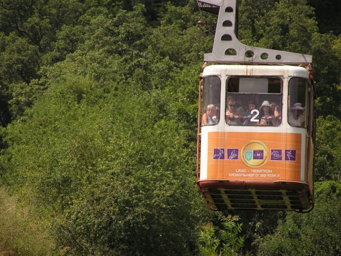 Канатная дорога Мисхор-Ай-Петри - туристы в вагончике
