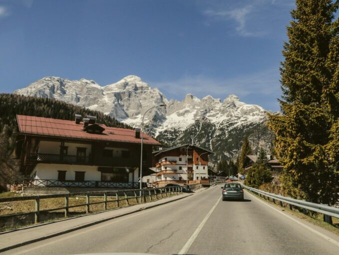 Автодорога в Альпах в Италии