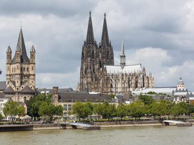 Кёльнский собор и Большого Мартина нужно посмотреть в Кёльне обязательно