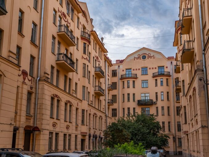 Необычные экскурсии в Питере проводят по дворам и парадным