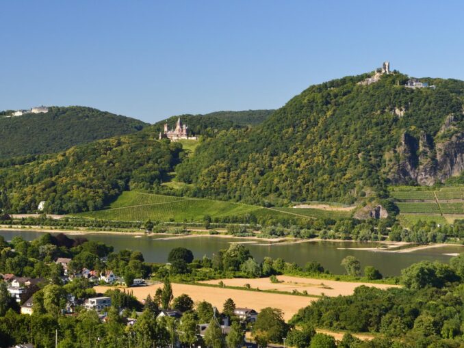 Холм Драхенфельс нужно увидеть неподалеку от Бонна