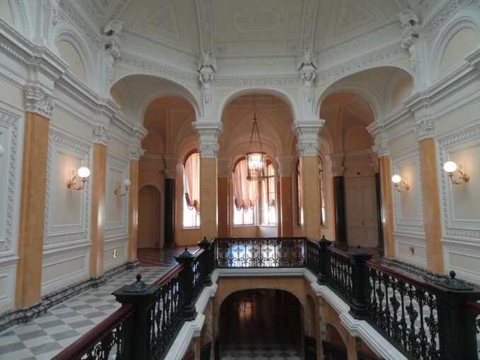 Лестница Гатчинского дворца