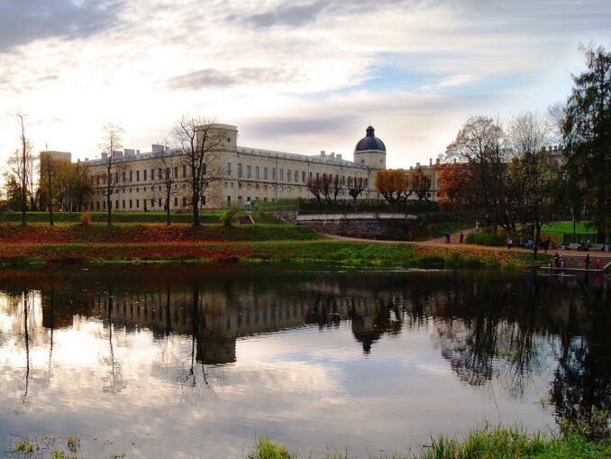 В Арсенальном каре Гатчинского дворца можно посмотреть апартаменты Николая I и Александра III