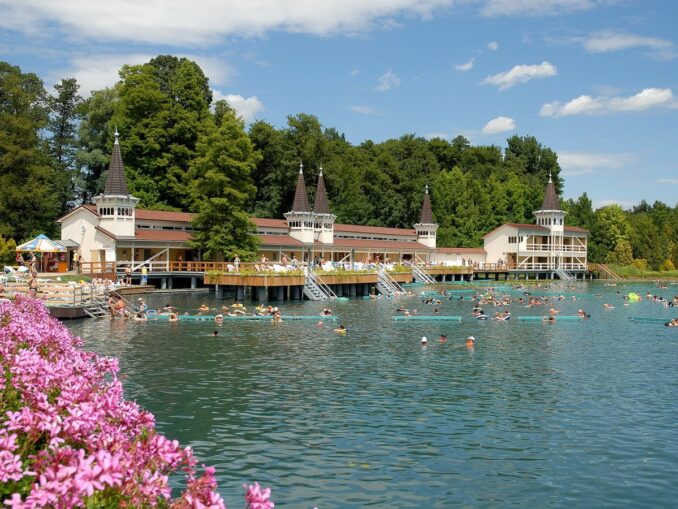 На термальное озеро Хевиз можно поехать из Будапешта как летом, так и зимой