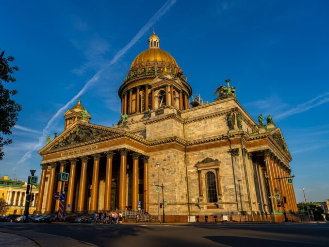 По Исаакиевскому собору в Санкт-Петербурге водят интересные экскурсии для детей и взрослых