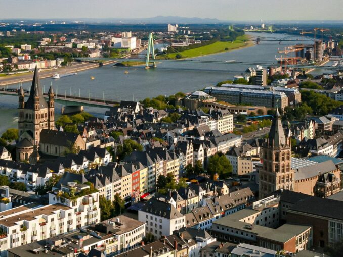 В Кёльне можно посетить несколько старинных церквей