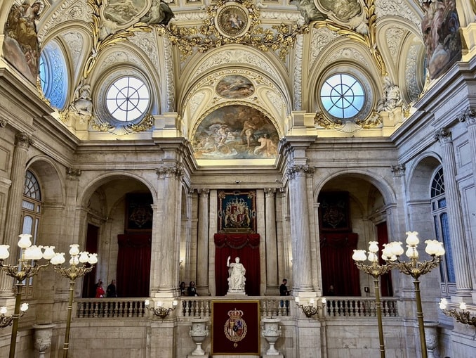 Королевский дворец - один из интереснейших музеев Мадрида