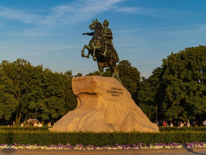 "Медный всадник" на Сенатской площади Санкт-Петербурга