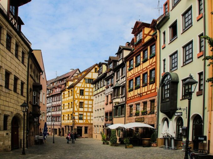 На Вайсгербергассе в Нюрнберге много старых и красивых домов