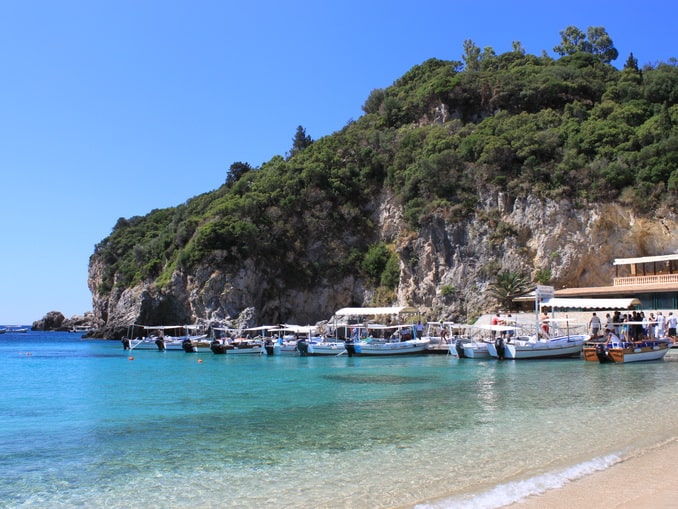 Пляж Палеокастрицы считается одним из лучших пляжей Корфу 