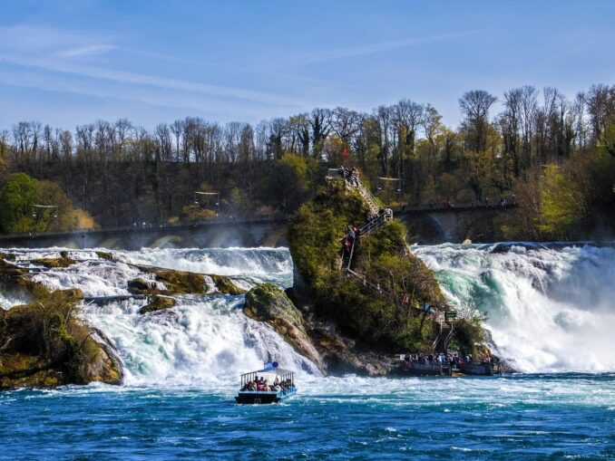 Рейнский водопад - одно из самых интересных мест на Рейне