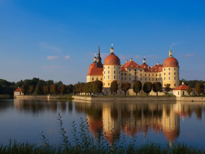 Замок Морицбург в Германии находится в Саксонии