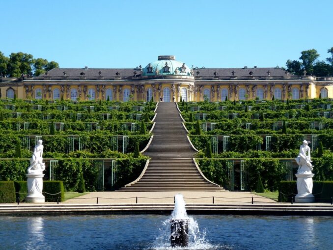 Дворец Сан-Суси под Берлином