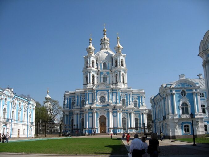 Смольный собор в Санкт-Петербурге - одно из интересных мест, куда нужно сходить
