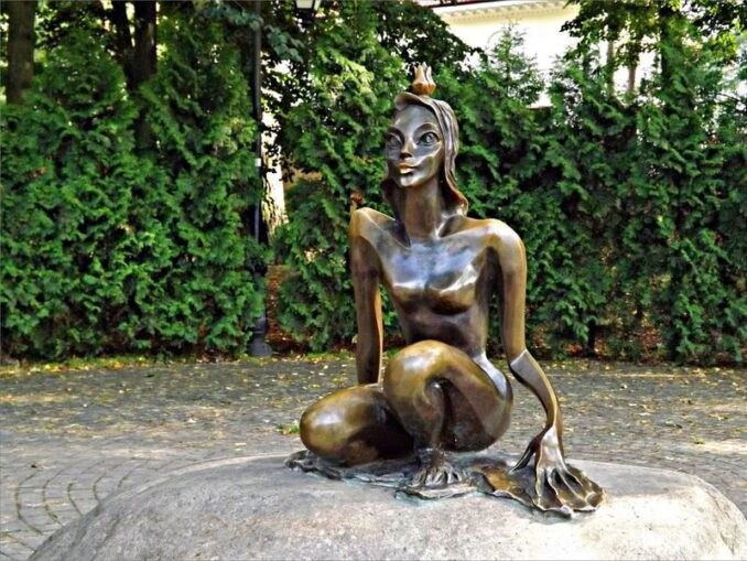 Скульптура «Царевна-лягушка» - одна из достопримечательностей Светлогорска