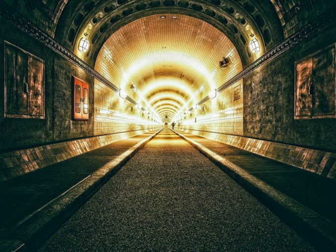 Старый тоннель под Эльбой - интересное место в Гамбурге