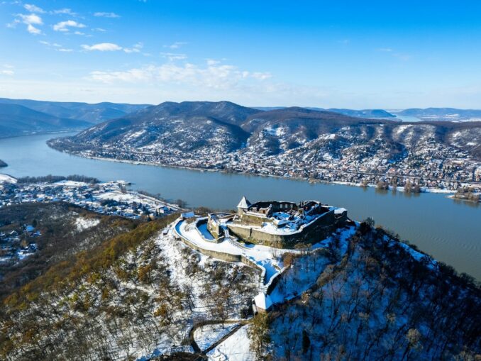 Вишеград неподалеку от Будапешта можно посмотреть по пути в Эстергом