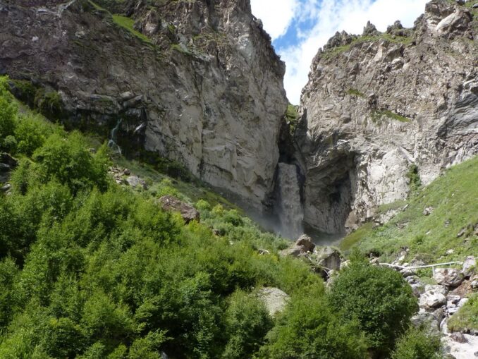 Водопад Султан - до Джилы-Су из Кисловодска и Пятигорска можно добраться за 2-3 часа