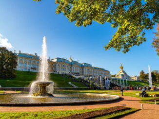 Большой дворец в первую очередь можно посмотреть туристу в Петергофе