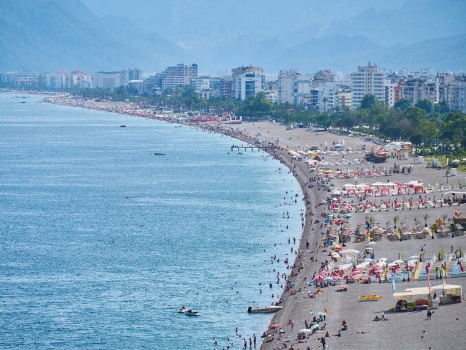 Летом в Анталию в Турции можно ехать для пляжного отдыха