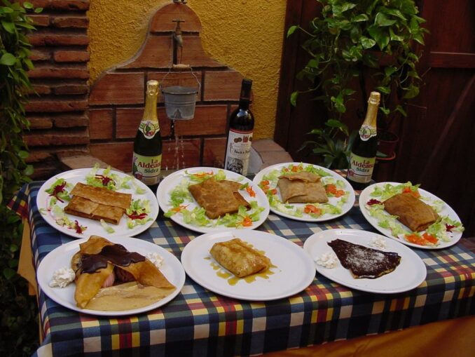 Во Франции стоит попробовать блинчики crepes -