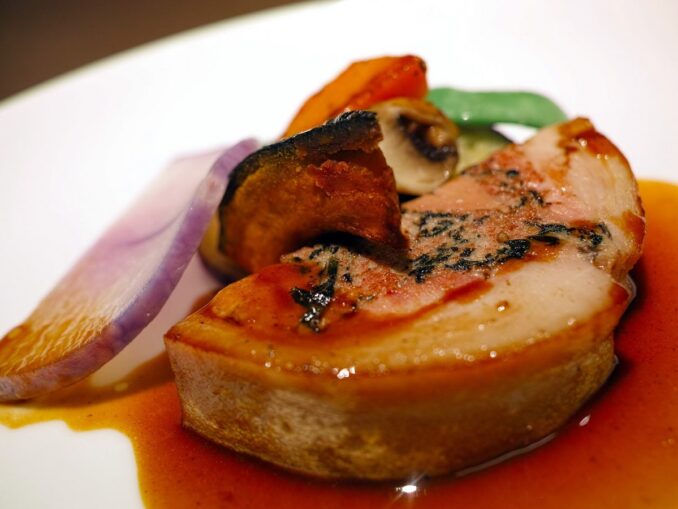 Фуа-гра - одно из самых известных блюд, которые нужно попробовать в Париже