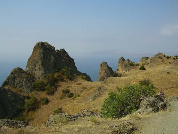 Неподалеку от Судака можно посетить Карадагский заповедник