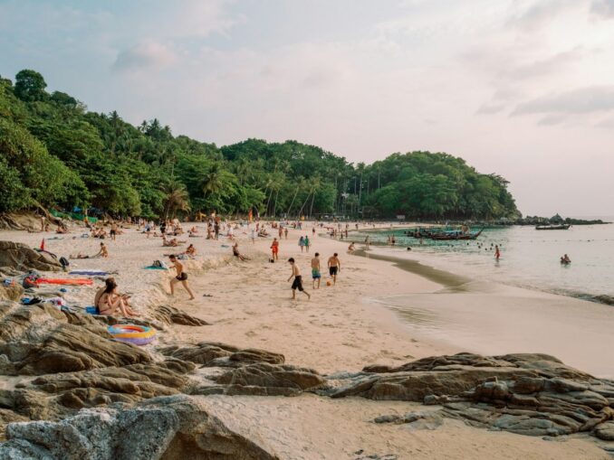 На пляж Патонг на Пхукете стоит съездить молодежи и любителям активного отдыха