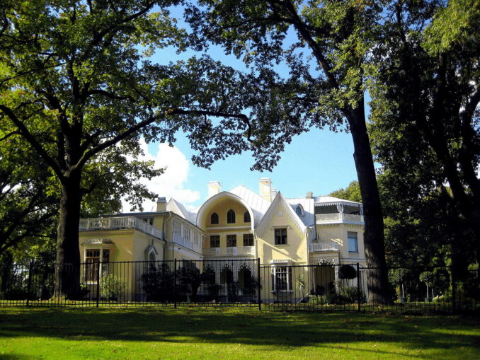 Дворец Коттедж в парке Александрия - одна из главных достопримечательностей Петергофа