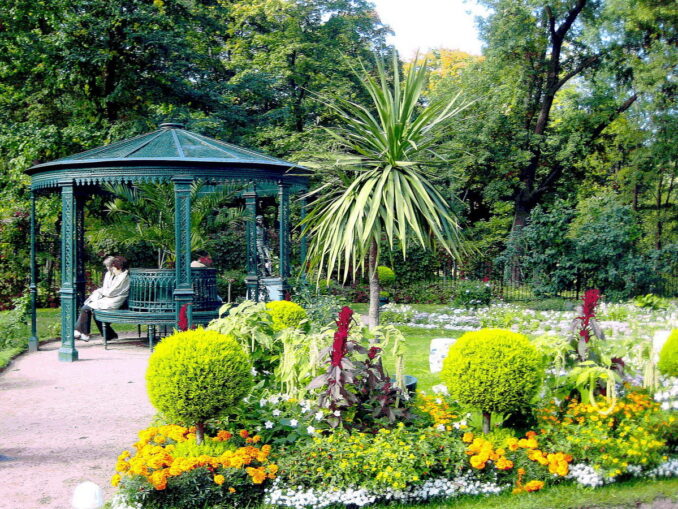 Металлическая беседка в Парке Александрия у Коттеджа