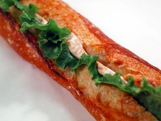 Багет сопровождает почти любое блюдо французской кухни