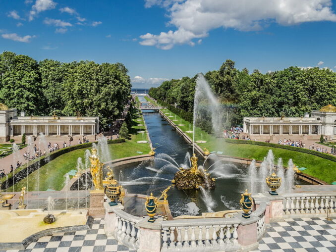 Большой каскад и Нижний парк в Петергофе вы увидите в любом случае