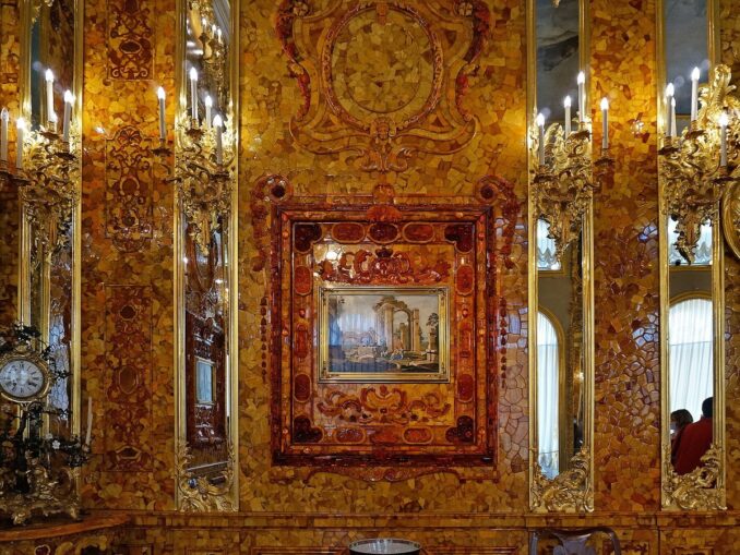 Янтарная комната находится в Большом Екатерининском дворце в Пушкине