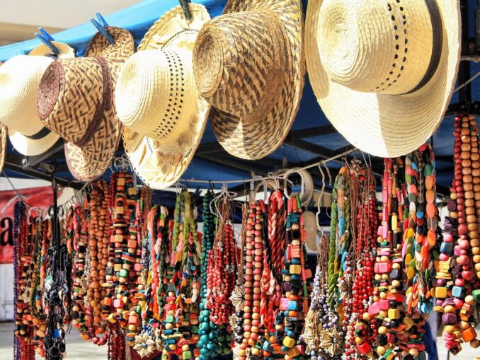 В подарок женщине с Кубы можно можно привезти бусы и другие украшения