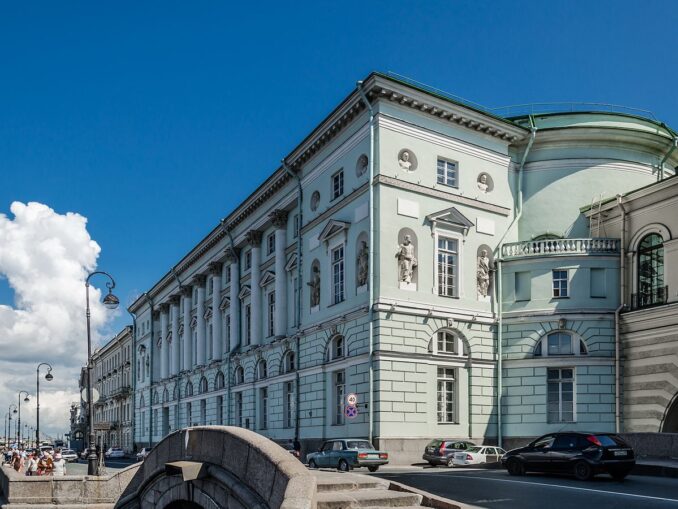 На месте Эрмитажного театра ранее в Зимнем дворце жил Петр I