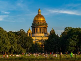 Исаакиевский собор находится в центре Санкт-Петербурга