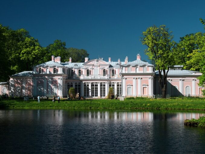 Китайский дворец в Ораниенбауме нужно посетить в первую очередь