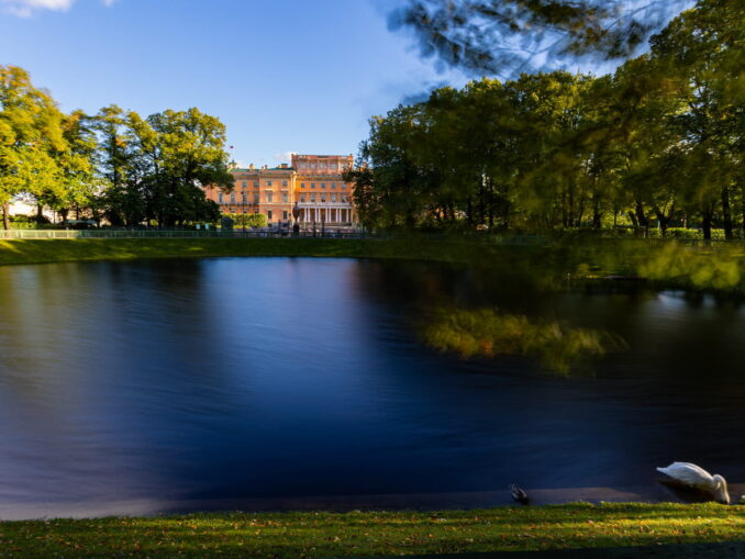 Летний сад в Питере находится рядом с Михайловским замком и Марсовым полем
