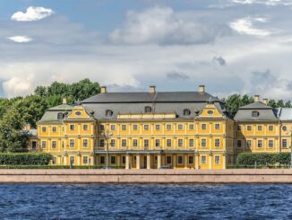 Меншиковский дворец в Санкт-Петербурге находится на Университетской набережной Васильевского острова