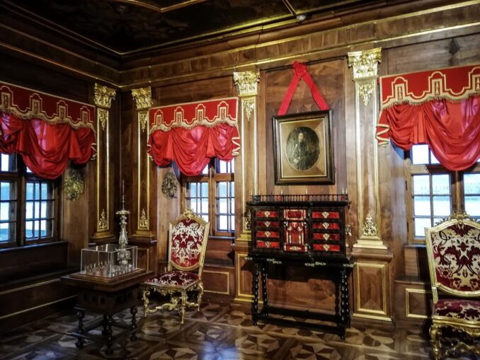 Ореховая комната дворца А.Д. Меншикова