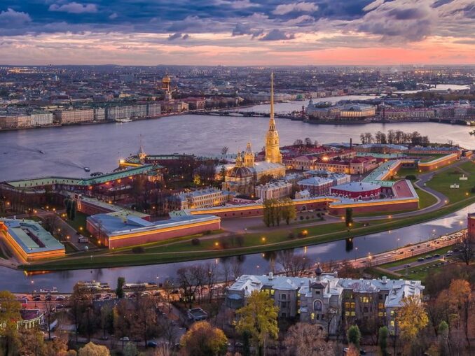 Петропавловская крепость в Питере имеет форму шестиугольника