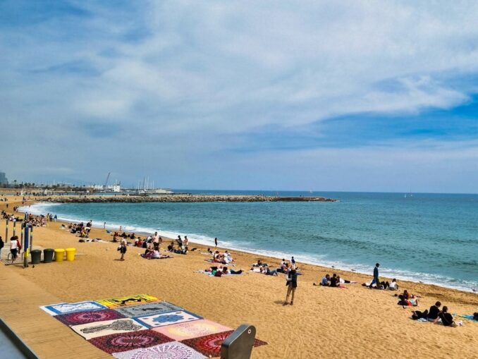 Сан Мигель - небольшой пляж в Барселоне, до которого легко добраться от Рамблы