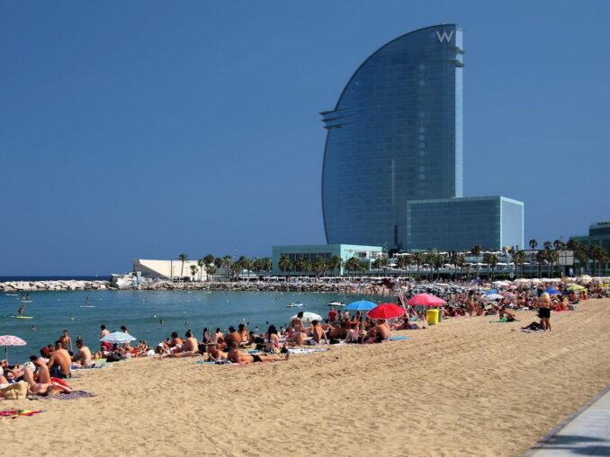 Пляж Сант Себастиа в Барселоне очень популярен среди туристов